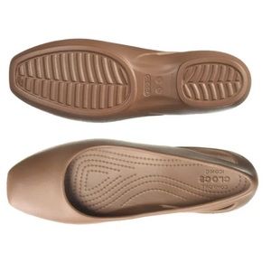Crocs NWT women’s Sloane Flats sz6 wide pull-on style iconic comfort Bronze/nude